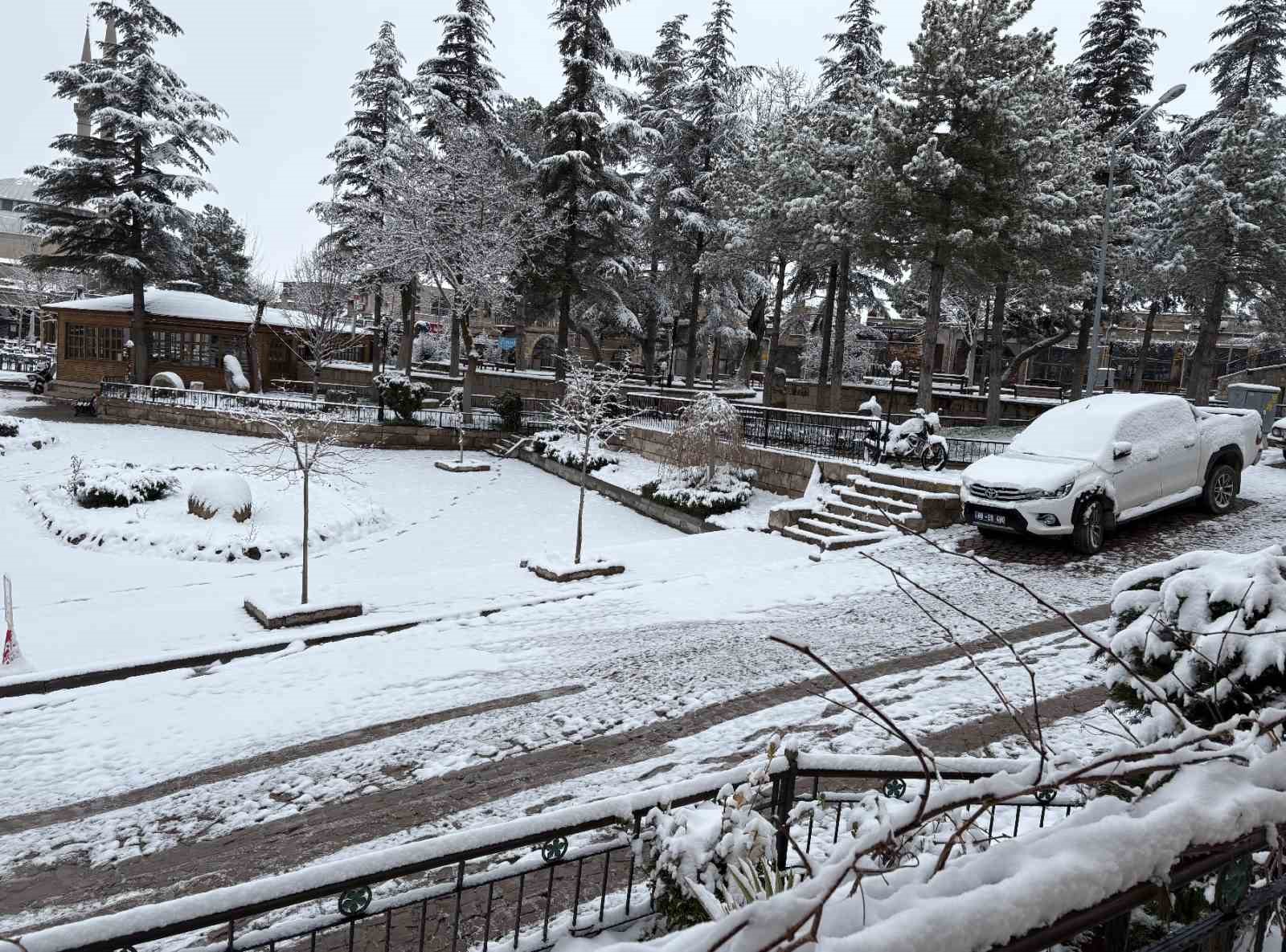 Aksaray’ın Güzelyurt ilçesi, çiçek açmış meyve ağaçları ve yağan karla ilçe beyaza büründü 7 aksarayin guzelyurt ilcesi cicek acmis meyve agaclari ve yagan karla ilce beyaza burundu 3 eMXc3dlQ