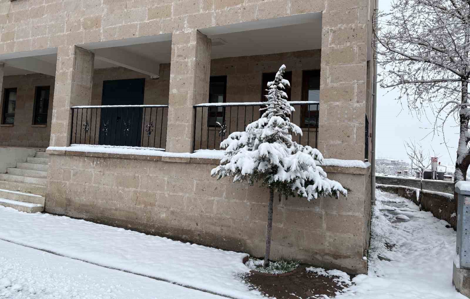 Aksaray’ın Güzelyurt ilçesi, çiçek açmış meyve ağaçları ve yağan karla ilçe beyaza büründü 8 aksarayin guzelyurt ilcesi cicek acmis meyve agaclari ve yagan karla ilce beyaza burundu 4 utfNsIQf