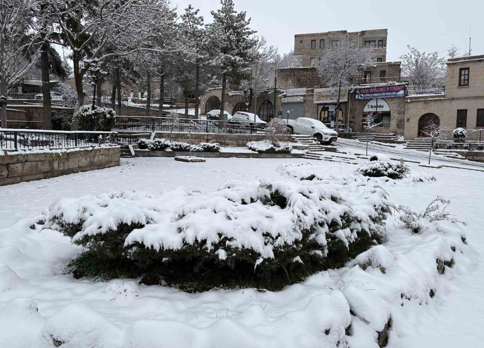 Aksaray’ın Güzelyurt ilçesi, çiçek açmış meyve ağaçları ve yağan karla ilçe beyaza büründü 9 aksarayin guzelyurt ilcesi cicek acmis meyve agaclari ve yagan karla ilce beyaza burundu 5 BcDvTB2J