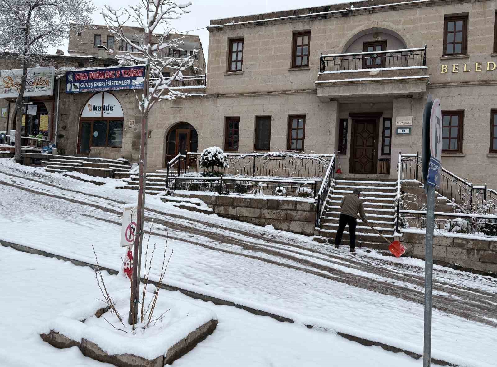Aksaray’ın Güzelyurt ilçesi, çiçek açmış meyve ağaçları ve yağan karla ilçe beyaza büründü 11 aksarayin guzelyurt ilcesi cicek acmis meyve agaclari ve yagan karla ilce beyaza burundu 7 DfP6fDUi
