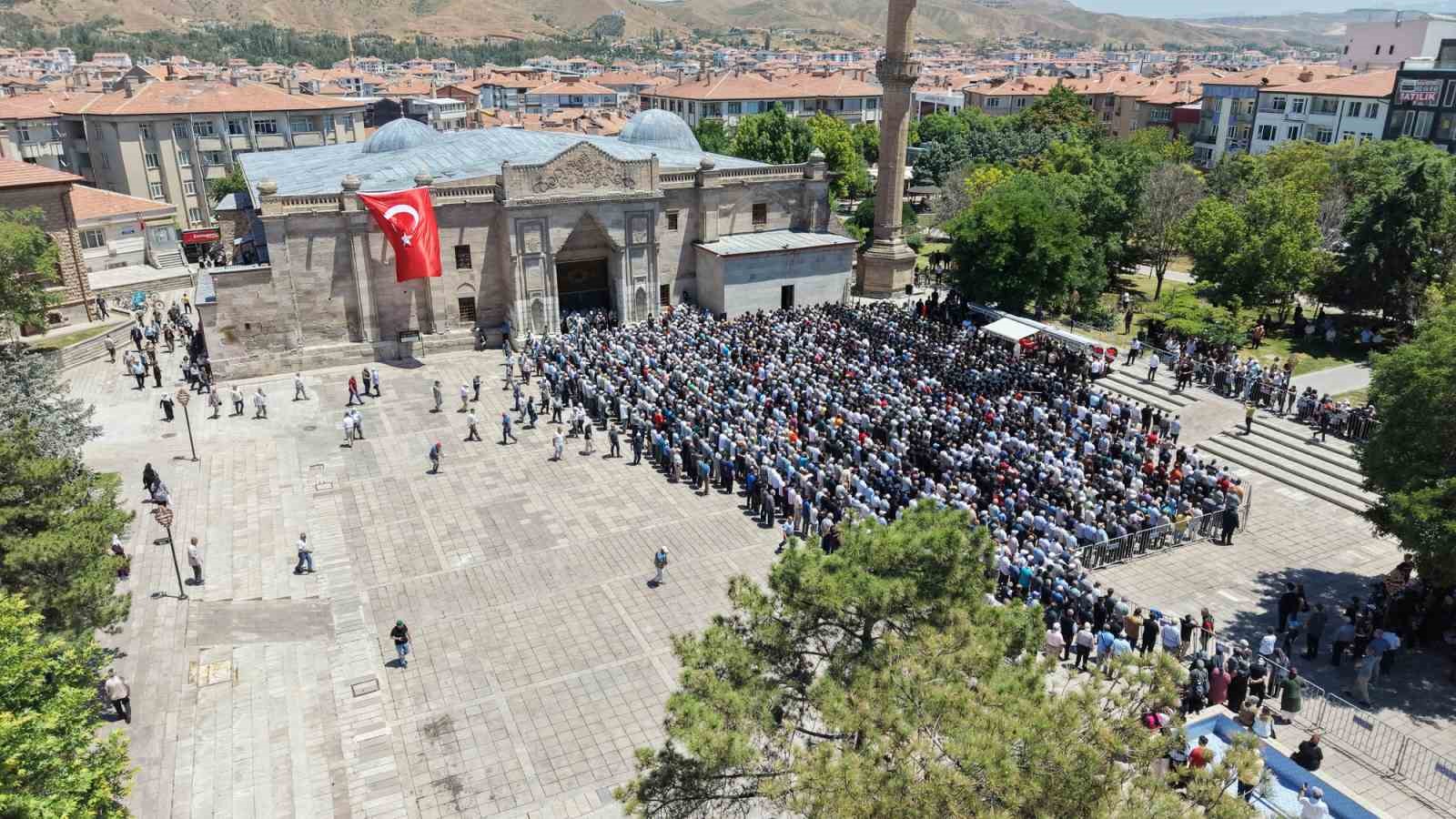 Aksaraylı şehit törenle son yolculuğuna uğurlandı 4 aksarayli sehit torenle son yolculuguna ugurlandi 0 F7r1lJuh