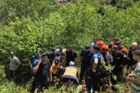 Bursa’da adliye önünde ortalık savaş alanına döndü: Masa ve sandalyeler havada uçuştu 1 thumbnail