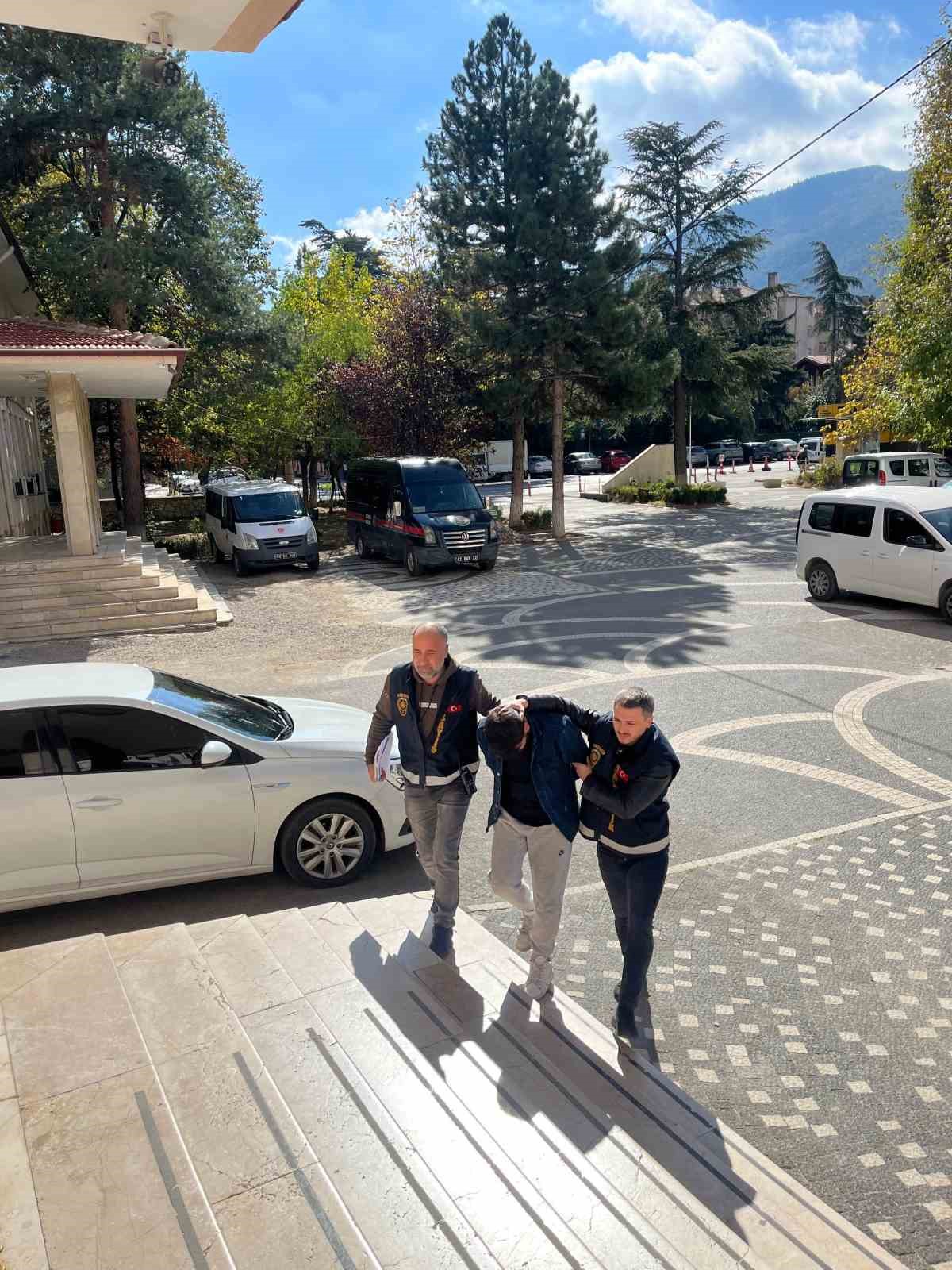 Akşehir’de sahte kimlikle yakalanan şahıstan uyuşturucu hap çıktı 5 aksehirde sahte kimlikle yakalanan sahistan uyusturucu hap cikti 1