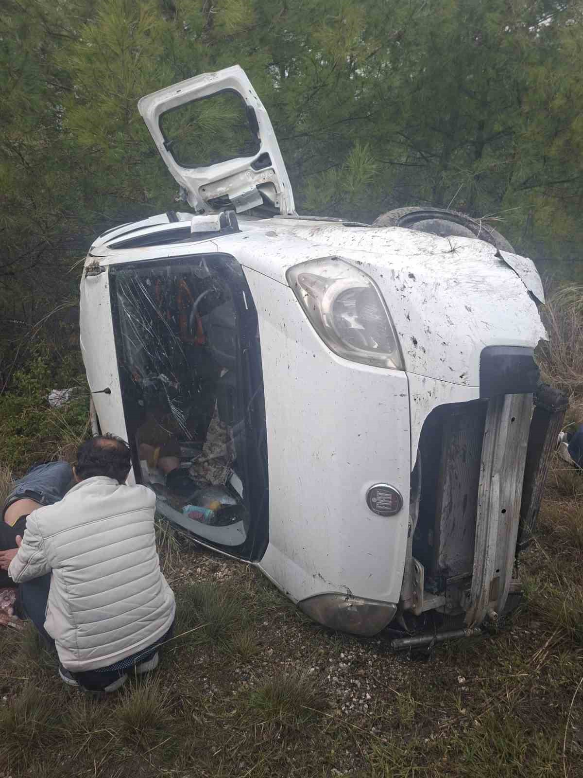 akseki manavgat karayolunda hafif ticari arac sarampole devrildi 1i agir 6 yarali 0 uMTpZyXX