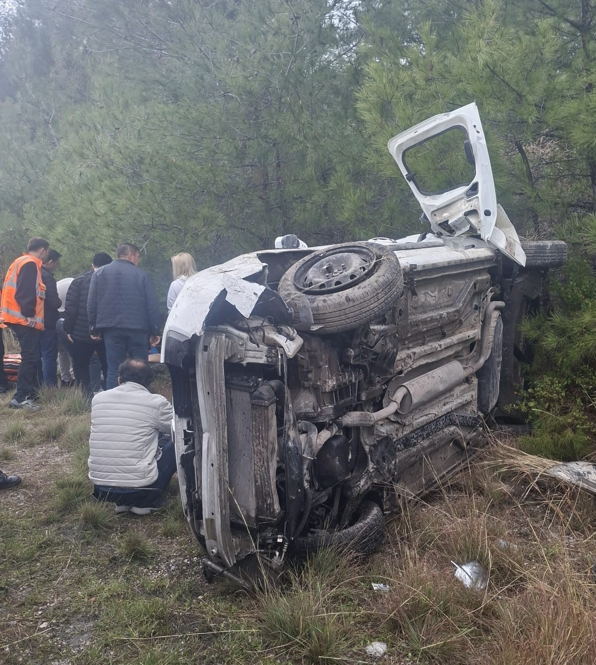 akseki manavgat karayolunda hafif ticari arac sarampole devrildi 1i agir 6 yarali 1