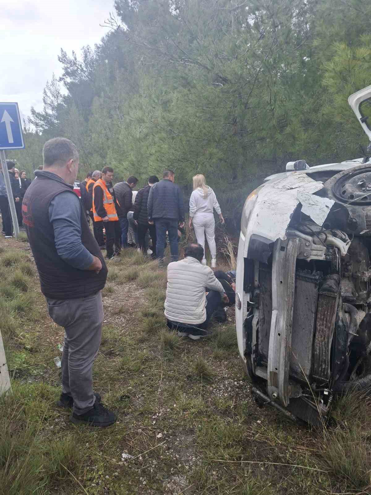 akseki manavgat karayolunda hafif ticari arac sarampole devrildi 1i agir 6 yarali 2 VX94rwj9