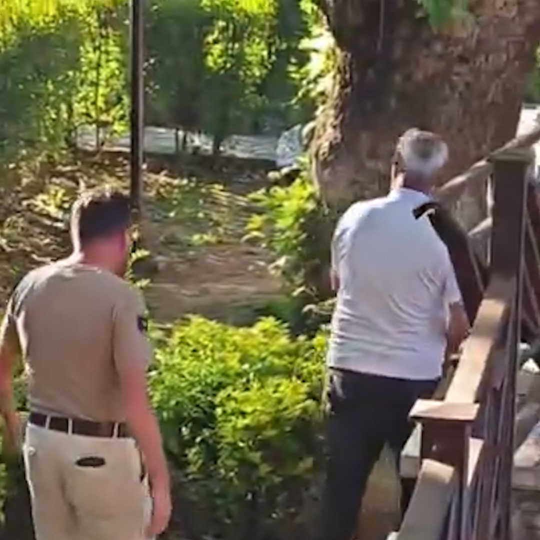 aksemseddin hazretleri turbesinin bahcesinde icki icen sahsa vatandaslardan teki 1 MCsGmlCi