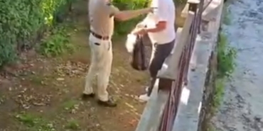 aksemseddin-hazretleri-turbesinin-bahcesinde-icki-icen-sahsa-vatandaslardan-teki-SOM62BI9.jpg