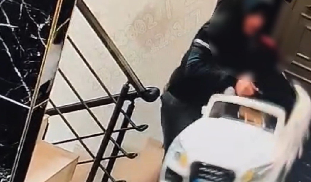 akulu araba hirsizlari kameradan tespit edilip yakalandi 1 bPHRluZD