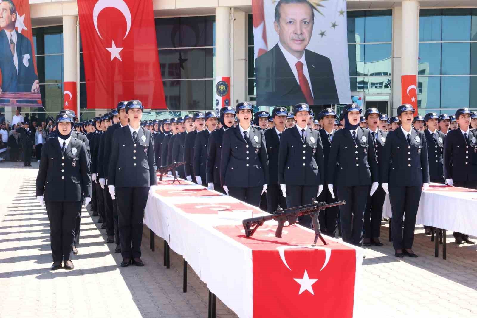 akyurt polis meslek yuksekokulunda mezuniyet coskusu 1 V6R6Y8HM