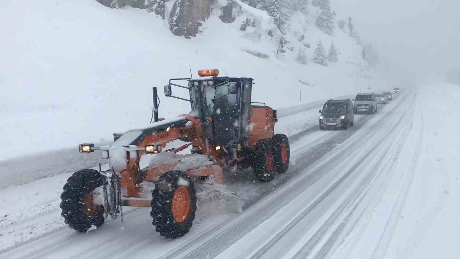 Alacabel’de kar yağışı etkisini sürdürüyor, kar kalınlığı yer yer 30 santimetreye ulaştı 10 alacabelde kar yagisi etkisini surduruyor kar kalinligi yer yer 30 santimetreye ulasti 6 bAPRCq8k