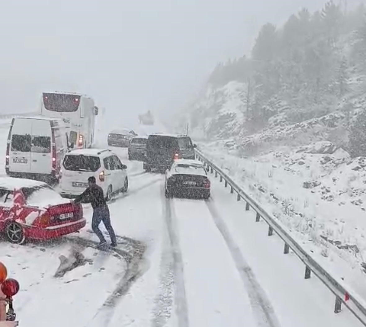alacabelde nisan ayinda kar surprizi suruculer zor anlar yasadi 3