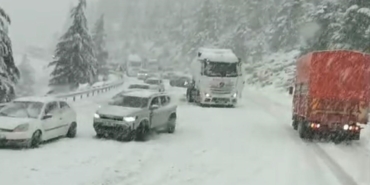 alacabelde-nisan-ayinda-kar-surprizi-suruculer-zor-anlar-yasadi-hZkIpGYV.jpg