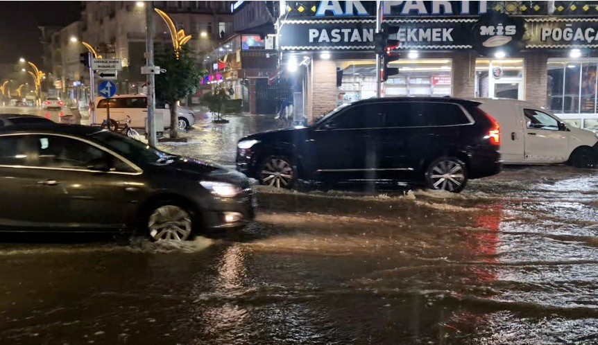 Alaca’da sağanak doluya dönüştü, cadde ve sokaklar beyaza büründü 6 alacada saganak doluya donustu cadde ve sokaklar beyaza burundu 2 4vTrv8iY