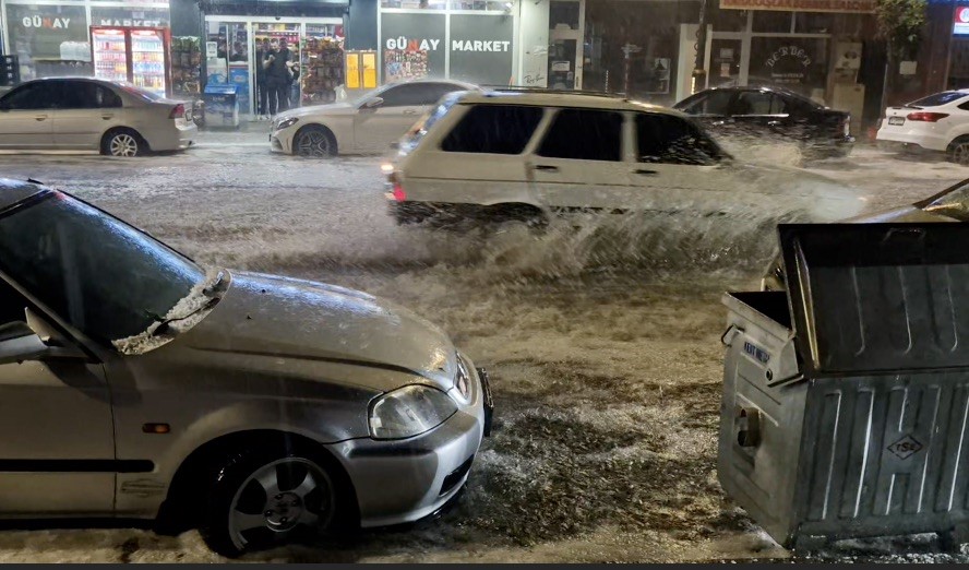 Alaca’da sağanak doluya dönüştü, cadde ve sokaklar beyaza büründü 7 alacada saganak doluya donustu cadde ve sokaklar beyaza burundu 3 sMMeazi3