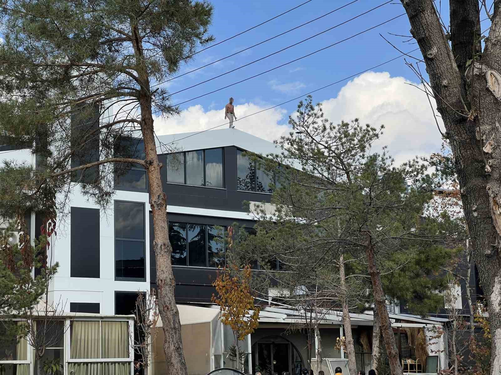 Alacağı için çatıya çıktı, yarı çıplak 3 saat ikna edilmeye çalışıldı 4 alacagi icin catiya cikti yari ciplak 3 saat ikna edilmeye calisildi 0 DAS97LGd