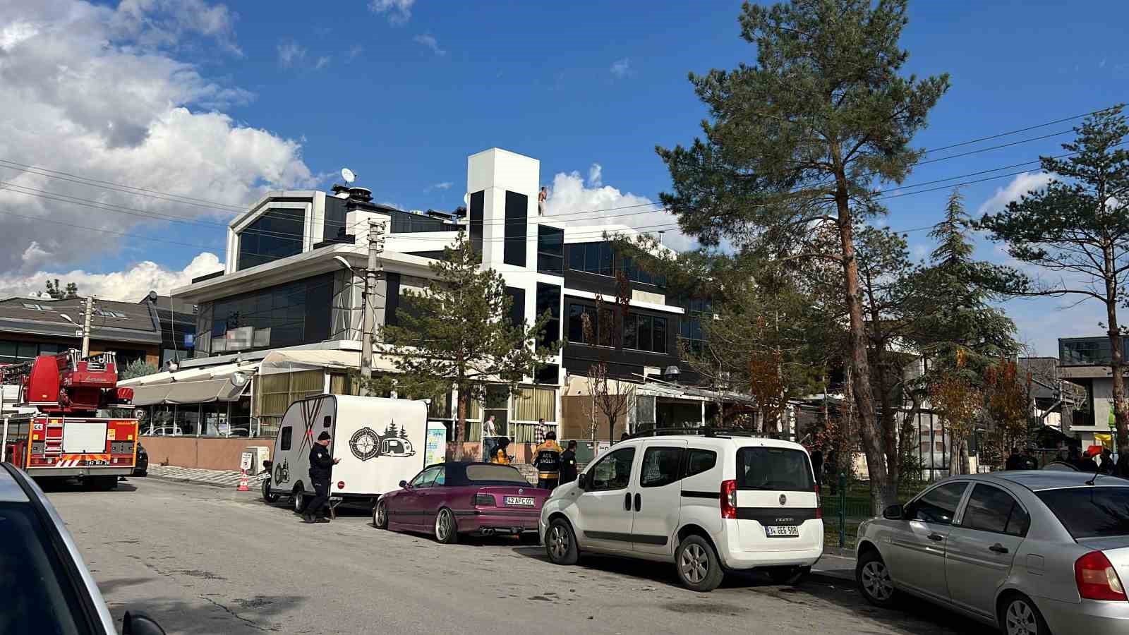 Alacağı için çatıya çıktı, yarı çıplak 3 saat ikna edilmeye çalışıldı 6 alacagi icin catiya cikti yari ciplak 3 saat ikna edilmeye calisildi 2 dH7F9yai