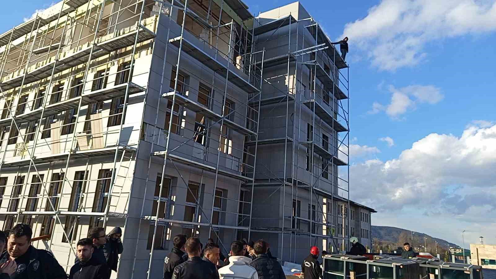 alacagini tahsil edemedigini iddia eden isci insaat iskelesine cikti 1 kuiBn24i