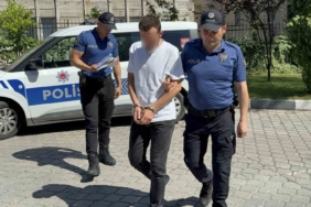 Yol kenarında duran motosiklete araç çarptı: 1 yaralı 2 thumbnail