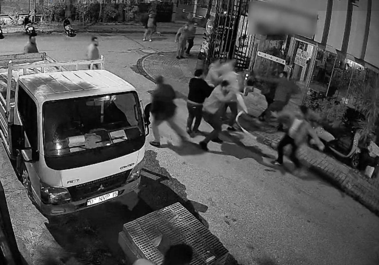 Alacak verecek meselinden birbirlerine girdiler, adliyeye sargılar içinde sevk edildiler 4 alacak verecek meselinden birbirlerine girdiler adliyeye sargilar icinde sevk edildiler 0
