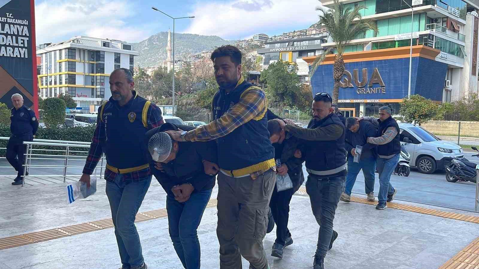 Alacak verecek meselinden birbirlerine girdiler, adliyeye sargılar içinde sevk edildiler 5 alacak verecek meselinden birbirlerine girdiler adliyeye sargilar icinde sevk edildiler 1 WVRHhb1E