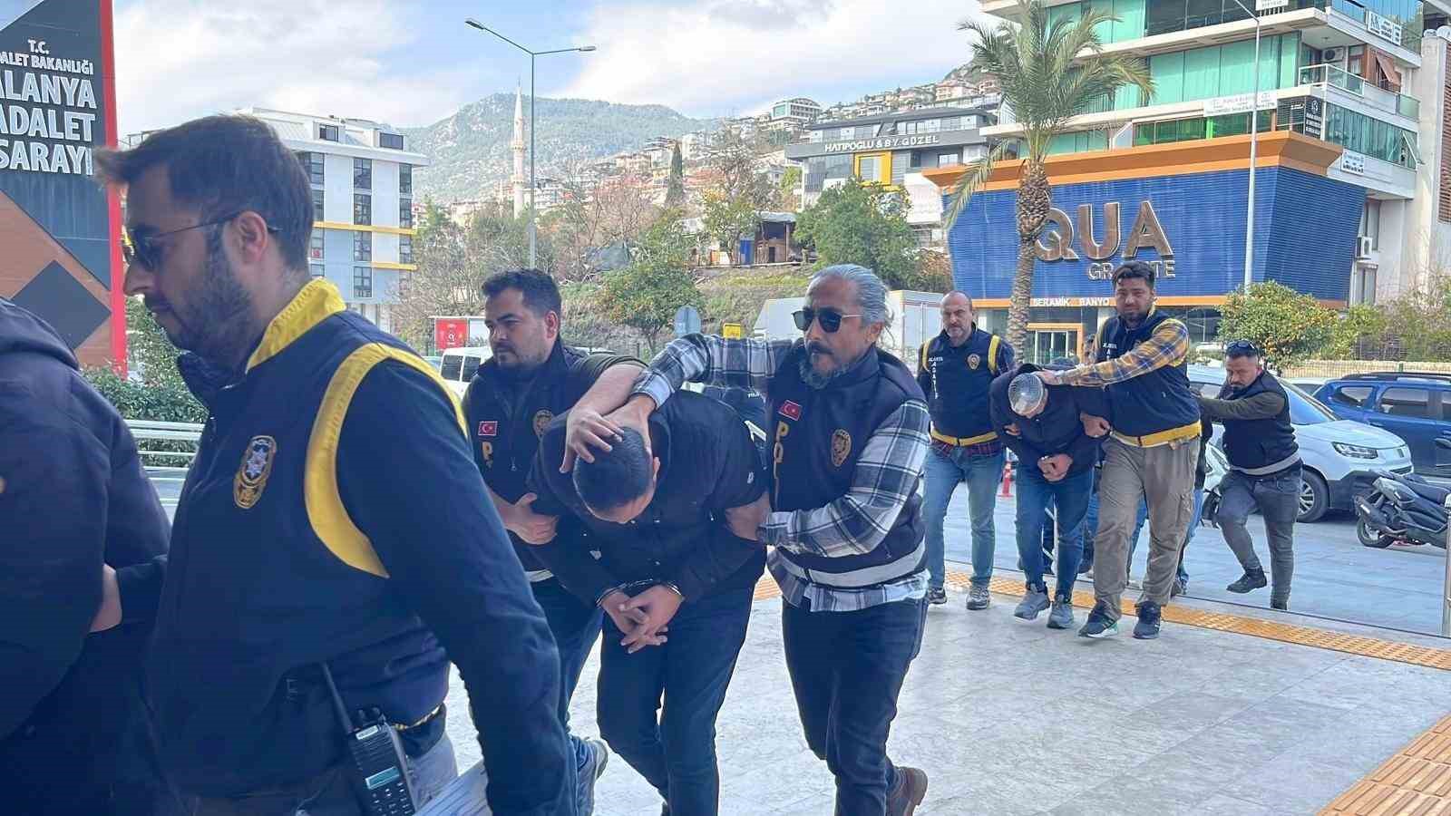 Alacak verecek meselinden birbirlerine girdiler, adliyeye sargılar içinde sevk edildiler 6 alacak verecek meselinden birbirlerine girdiler adliyeye sargilar icinde sevk edildiler 2 SPCWMbRO