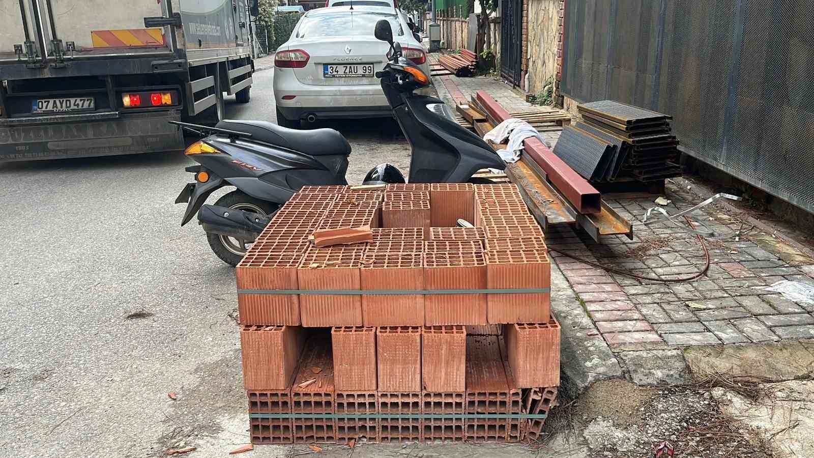 Alacak verecek meselinden birbirlerine girdiler, adliyeye sargılar içinde sevk edildiler 8 alacak verecek meselinden birbirlerine girdiler adliyeye sargilar icinde sevk edildiler 4 RiWWlDAQ