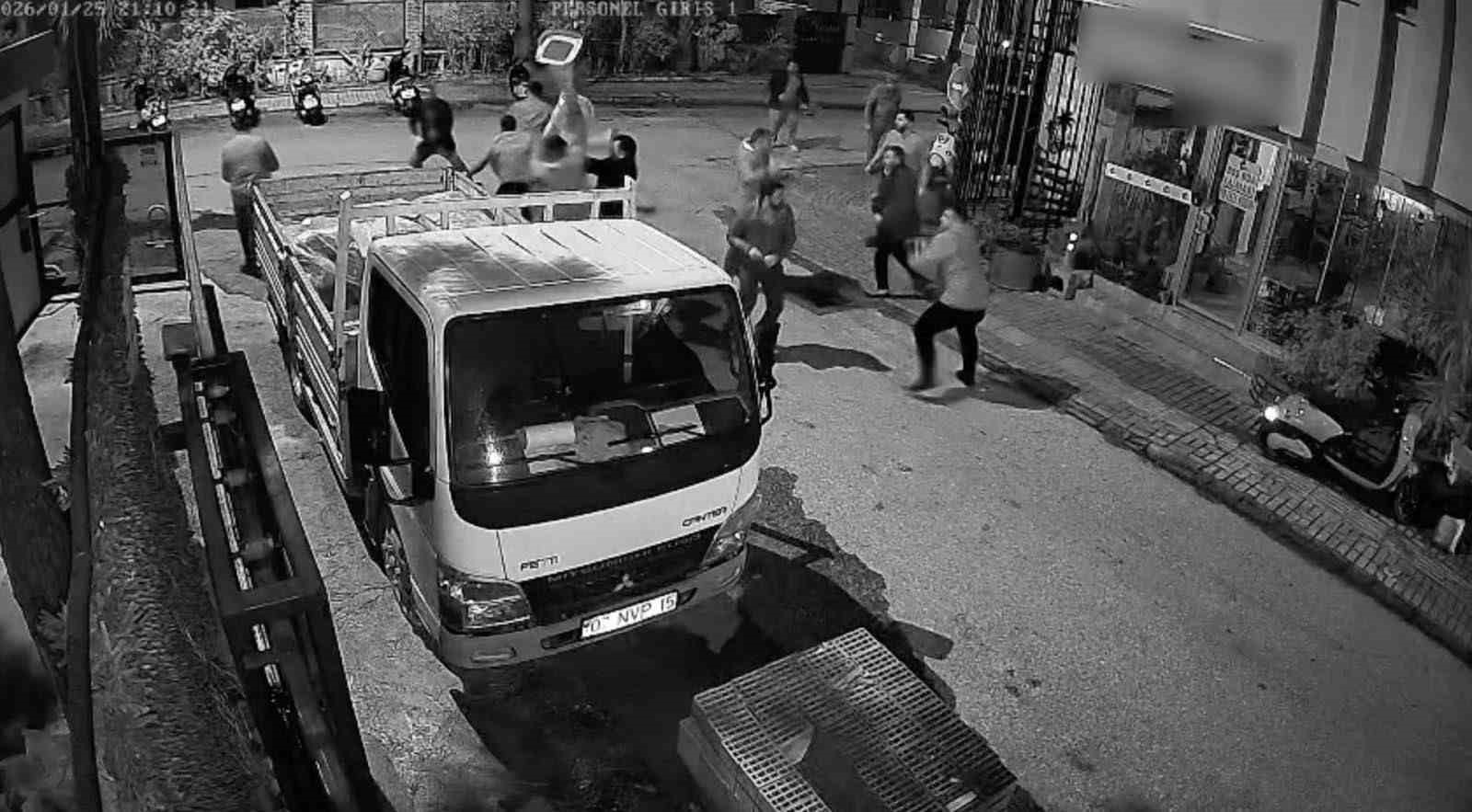 Alacak verecek meselinden birbirlerine girdiler, adliyeye sargılar içinde sevk edildiler 10 alacak verecek meselinden birbirlerine girdiler adliyeye sargilar icinde sevk edildiler 6 rdSGEClJ