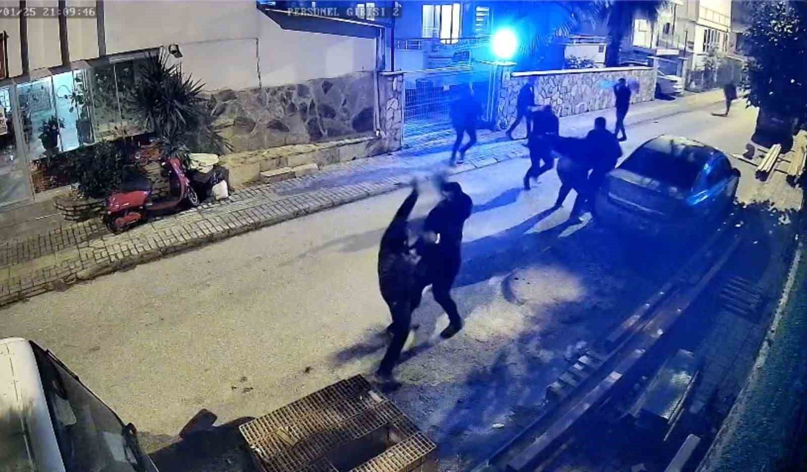 Alacak verecek meselinden birbirlerine girdiler, adliyeye sargılar içinde sevk edildiler 12 alacak verecek meselinden birbirlerine girdiler adliyeye sargilar icinde sevk edildiler 8 lULamF6F