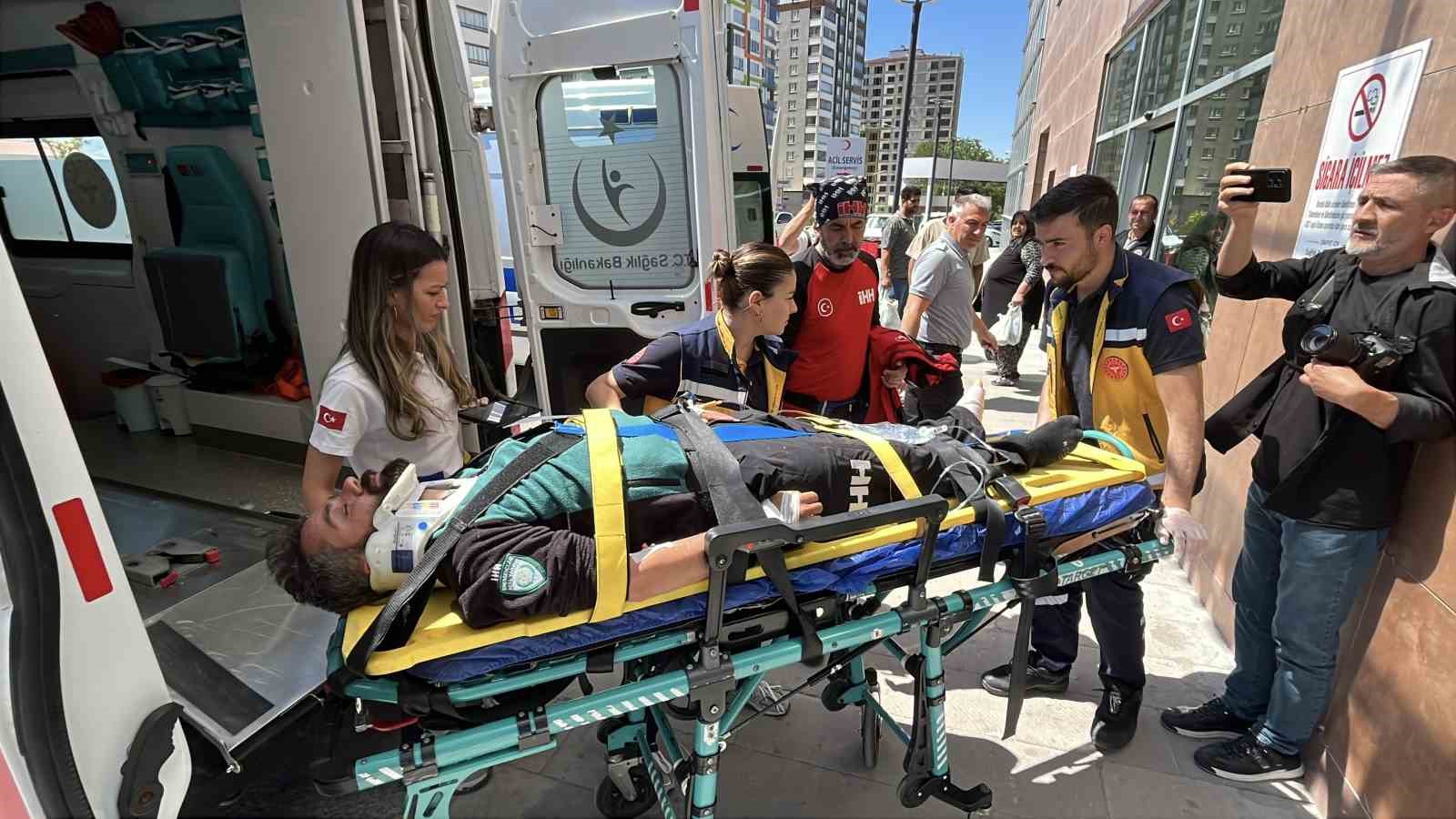 aladaglarda mahsur kalan dagci ve esi helikopterle kurtarildi 0 eDMK8ByM
