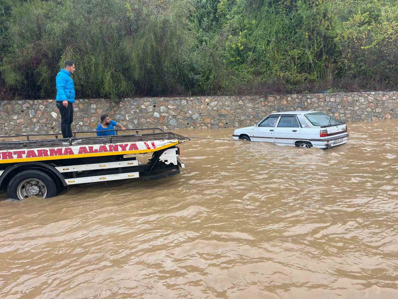 alanya antalya karayolunda araclar mahsur kaldi 0 SYwtMGPN