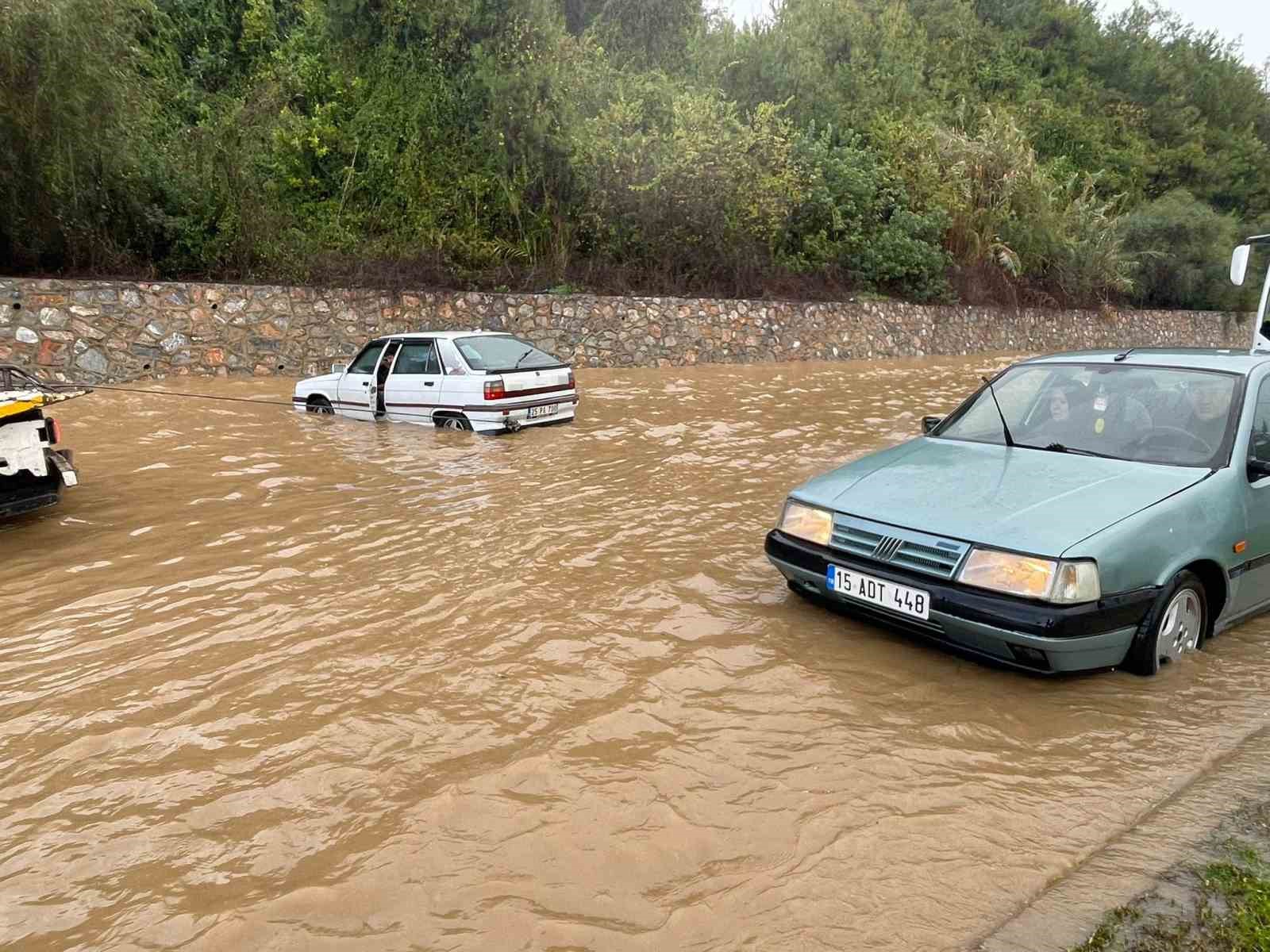alanya antalya karayolunda araclar mahsur kaldi 1 U8pknXfb
