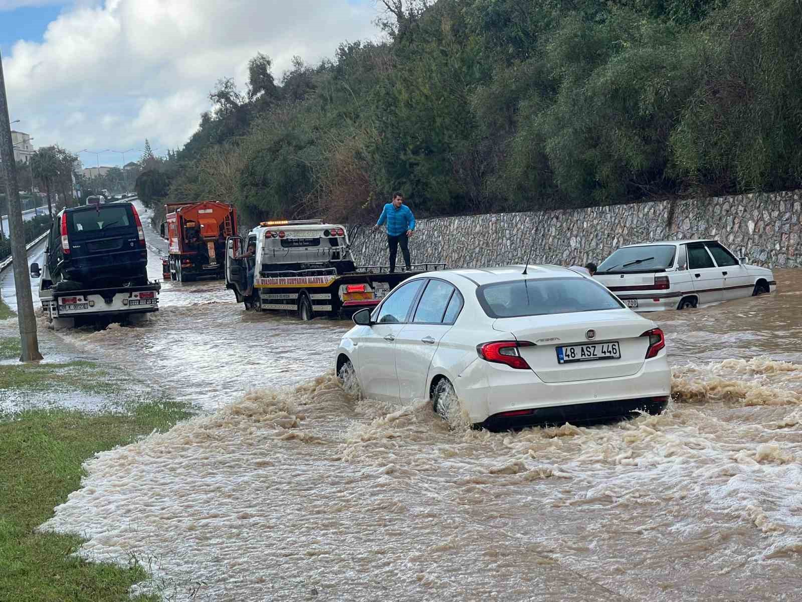 alanya antalya karayolunda araclar mahsur kaldi 2 2HhsrHzS