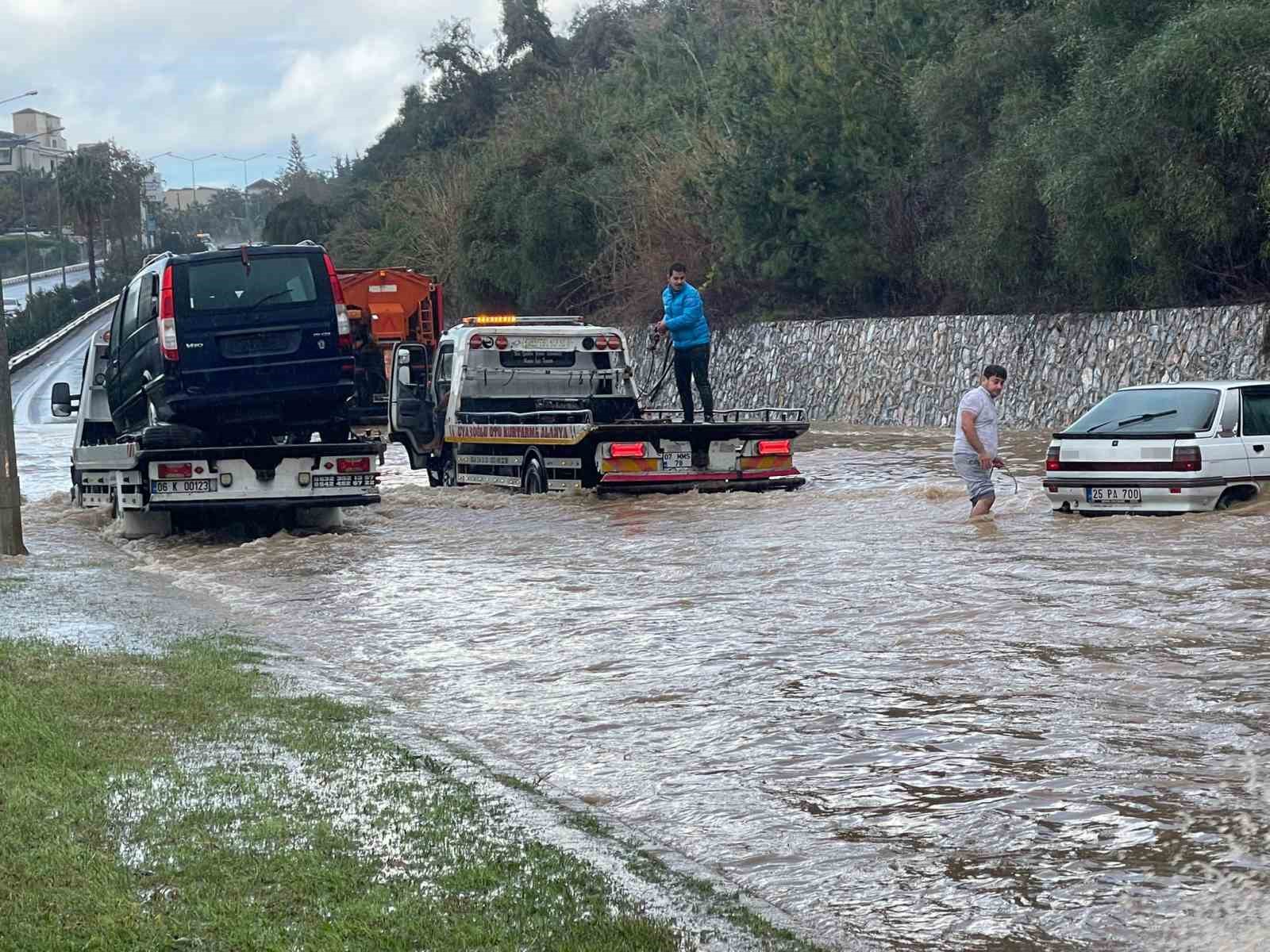 alanya antalya karayolunda araclar mahsur kaldi 3 XM39NpsK