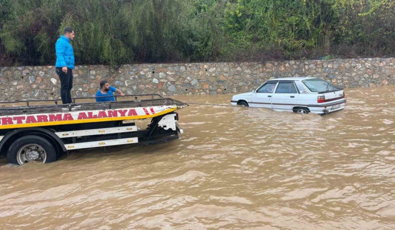 alanya-antalya-karayolunda-araclar-mahsur-kaldi-3sqqvFds.jpg