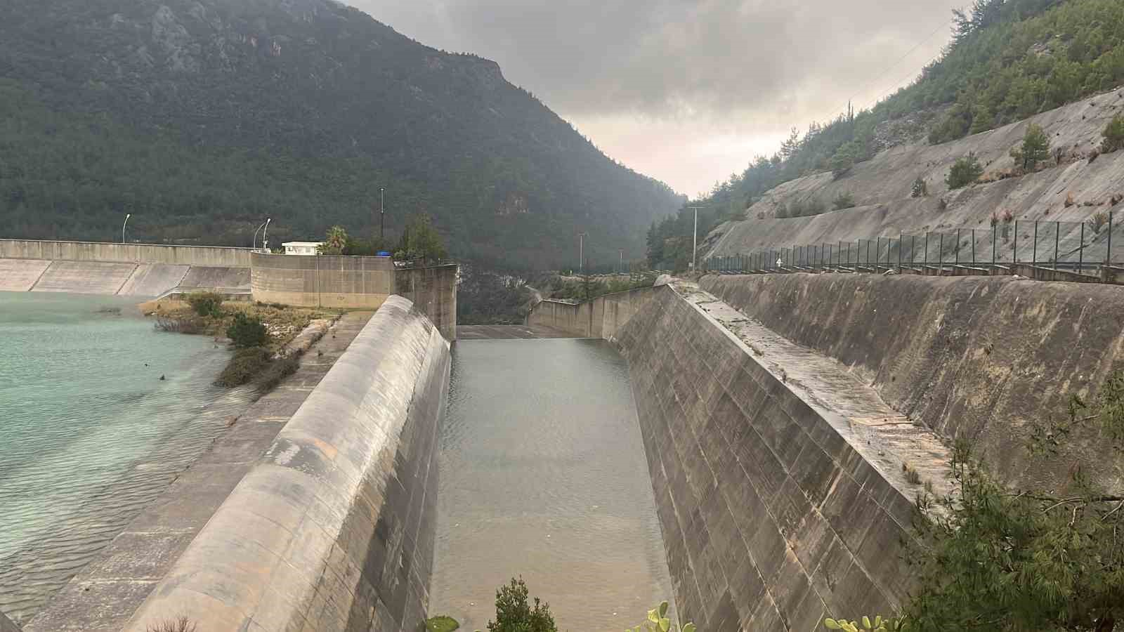 Alanya Dim Barajı’nda su seviyesi yükseldi bölgeye yakın bazı evlerin tedbir amaçlı boşaltılması istendi 4 alanya dim barajinda su seviyesi yukseldi bolgeye yakin bazi evlerin tedbir amacli bosaltilmasi Hu3FWrjq