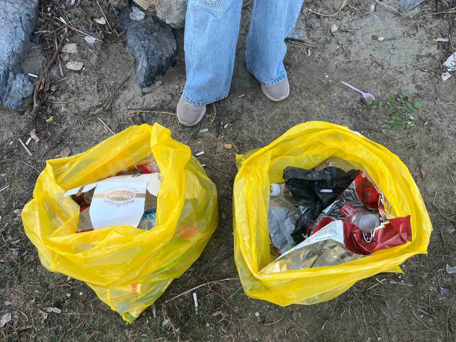 alanyada 17 yillik turkce ogretmeni sahile inerek poset poset cop toplayip sosyal medyada paylasiyor 8YV8Ay5e