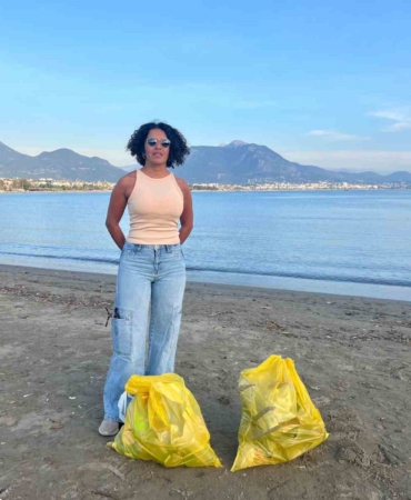 alanyada-17-yillik-turkce-ogretmeni-sahile-inerek-poset-poset-cop-toplayip-sosyal-medyada-paylasiyor-Vu7OIfDB.jpg