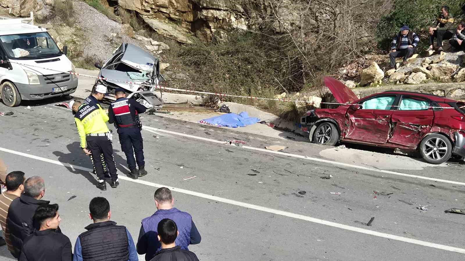 alanyada 3 aracli zincirleme kaza 1 olu 3 yarali 1 1A9PPLOj