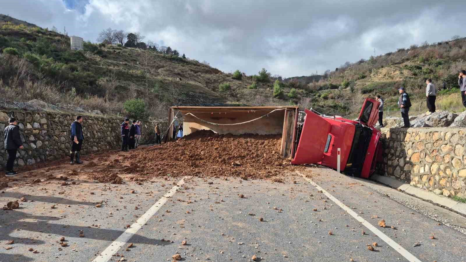 alanyada 3 aracli zincirleme kaza 1 olu 3 yarali 2 XK2tSO8P
