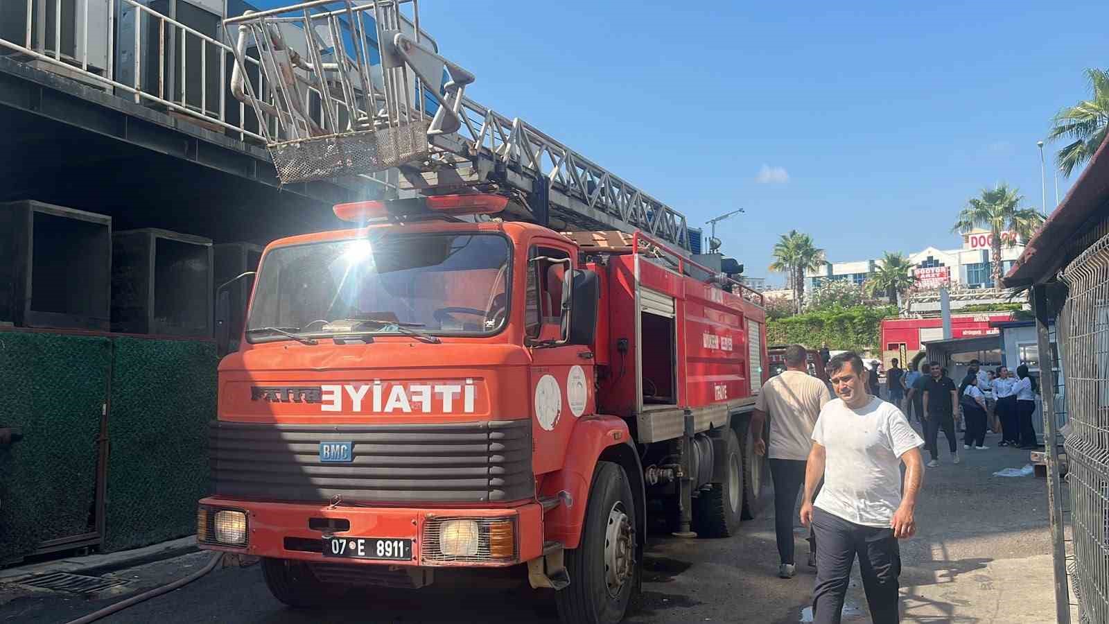 alanyada 5 yildizli otelin geri donusum deposundaki yangin korkuttu 1 JBRZVCpk
