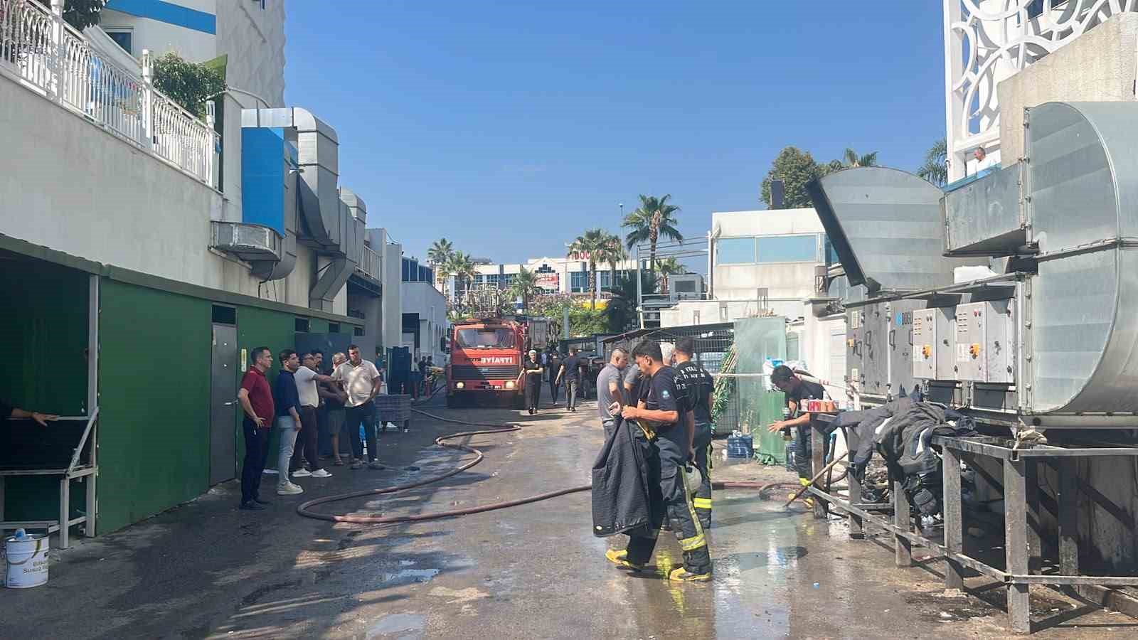 alanyada 5 yildizli otelin geri donusum deposundaki yangin korkuttu 3 EadlDg3r