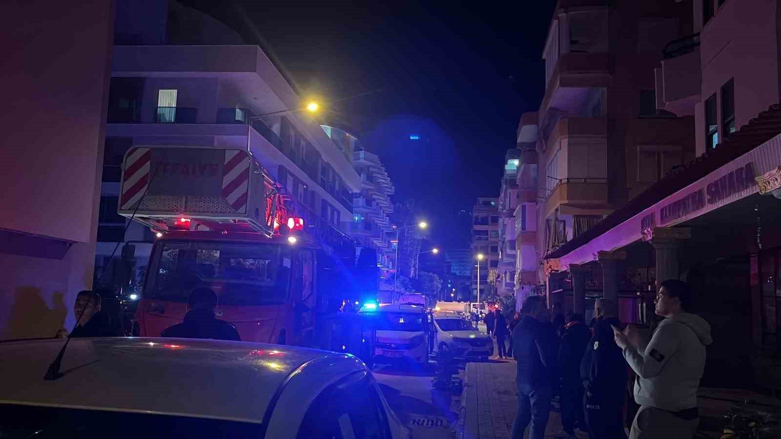 alanyada animasyoncularin kaldigi personel lojmaninda yangin panigi 10 h799jC9z