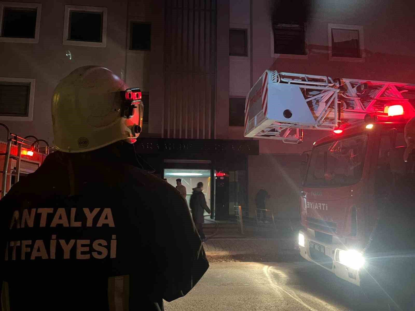 alanyada animasyoncularin kaldigi personel lojmaninda yangin panigi 2 qUmFrVAu