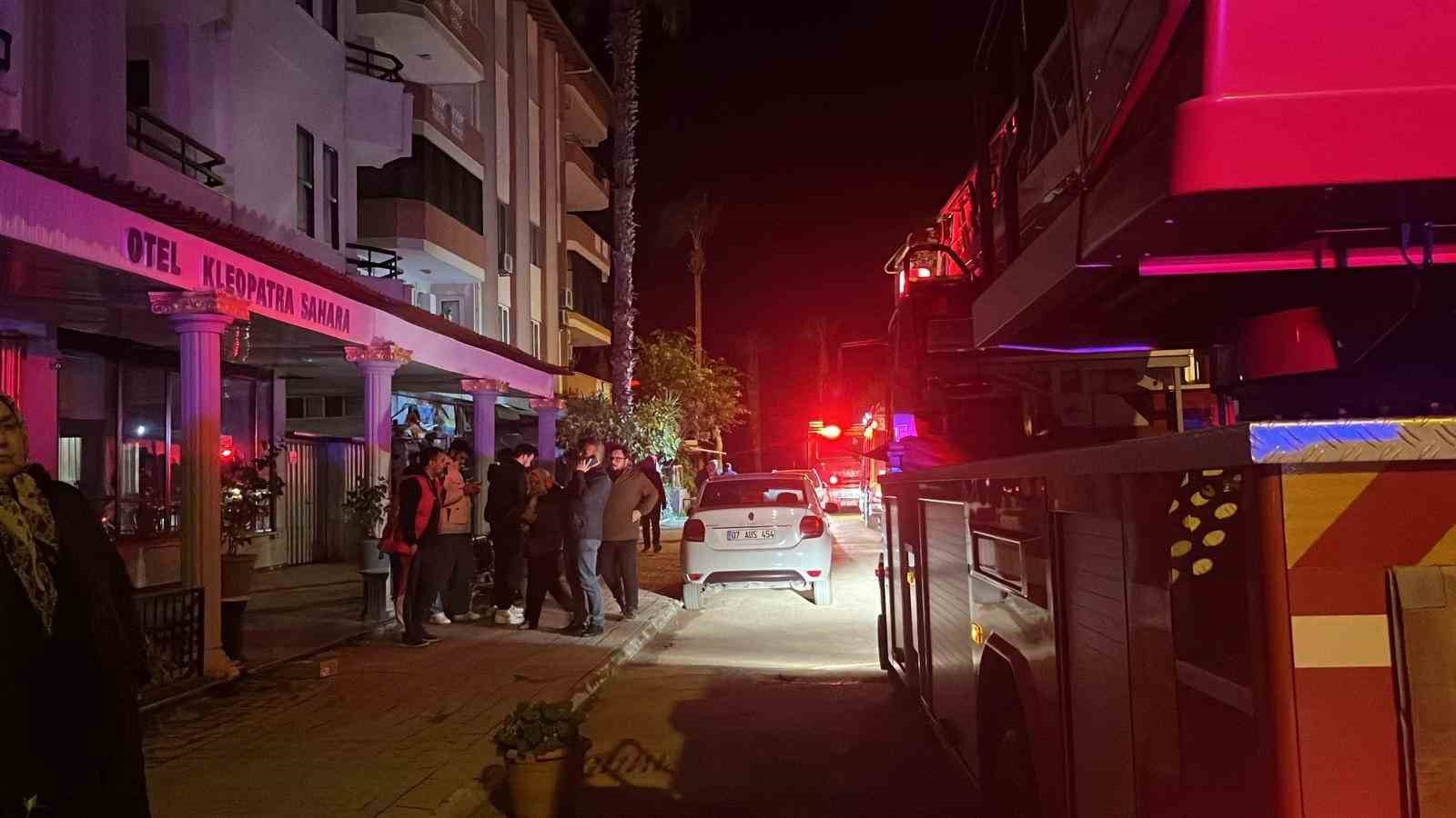 alanyada animasyoncularin kaldigi personel lojmaninda yangin panigi 7 1NPHJTJu