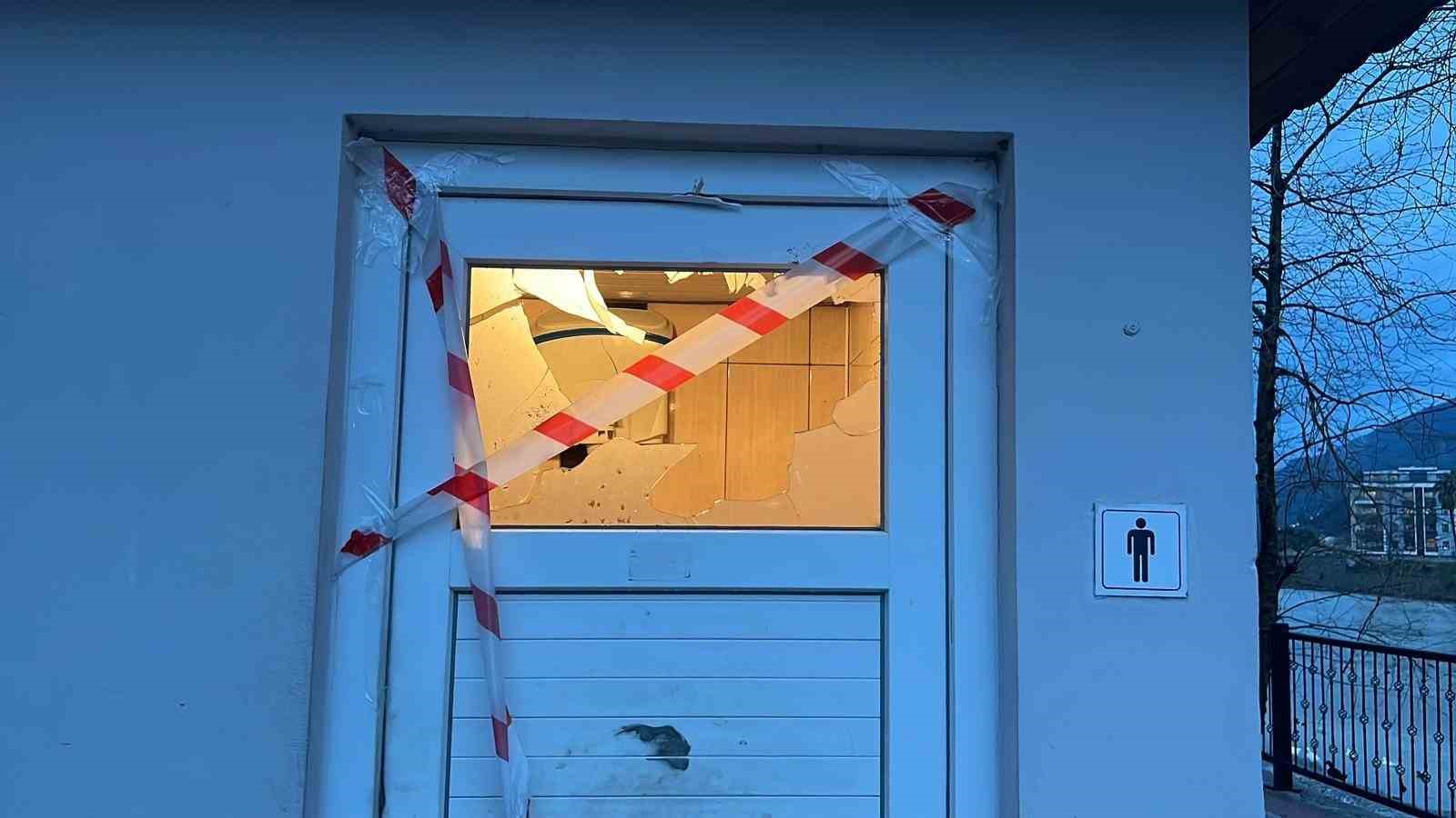 Alanya’da araçların lastiklerini kesen, tuvalete zarar verip, marketten yiyecek ve içecek alan 3 şüpheli yakalandı 7 alanyada araclarin lastiklerini kesen tuvalete zarar verip marketten yiyecek ve icecek alan 3 supheli 3tRHCCzn