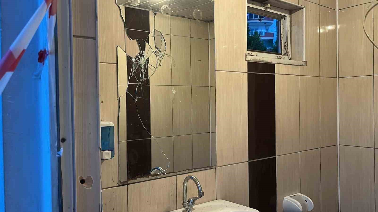 Alanya’da araçların lastiklerini kesen, tuvalete zarar verip, marketten yiyecek ve içecek alan 3 şüpheli yakalandı 12 alanyada araclarin lastiklerini kesen tuvalete zarar verip marketten yiyecek ve icecek alan 3 supheli D5zFP4Aw