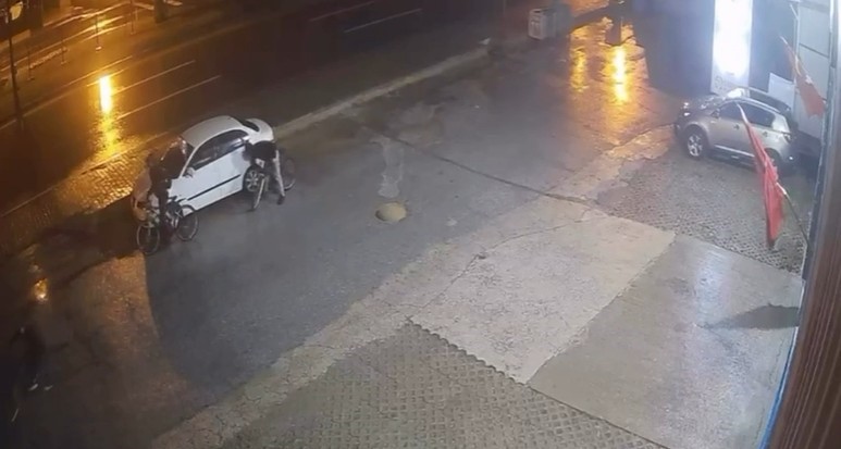 Alanya’da araçların lastiklerini kesen, tuvalete zarar verip, marketten yiyecek ve içecek alan 3 şüpheli yakalandı 8 alanyada araclarin lastiklerini kesen tuvalete zarar verip marketten yiyecek ve icecek alan 3 supheli Uyb1XRpV