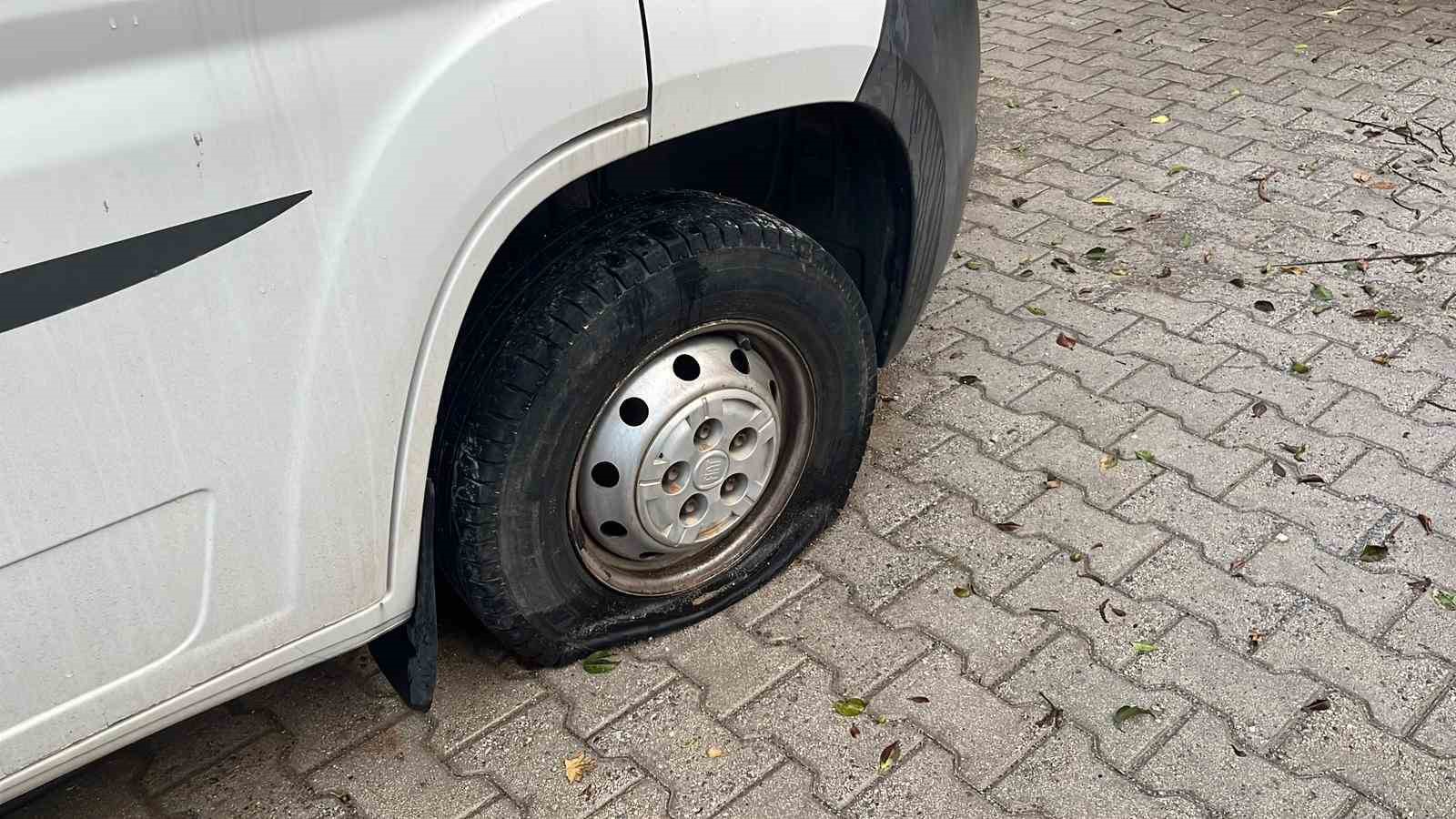 Alanya’da araçların lastiklerini kesen, tuvalete zarar verip, marketten yiyecek ve içecek alan 3 şüpheli yakalandı 13 alanyada araclarin lastiklerini kesen tuvalete zarar verip marketten yiyecek ve icecek alan 3 supheli egWMROuQ