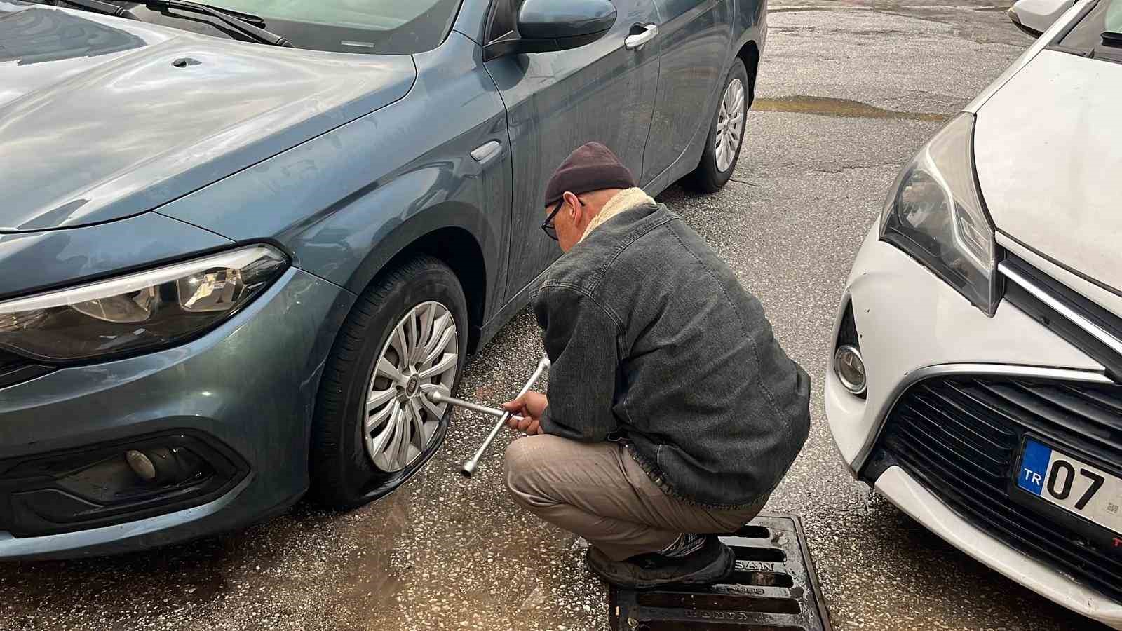 Alanya’da araçların lastiklerini kesen, tuvalete zarar verip, marketten yiyecek ve içecek alan 3 şüpheli yakalandı 4 alanyada araclarin lastiklerini kesen tuvalete zarar verip marketten yiyecek ve icecek alan 3 supheli tFpziqJY